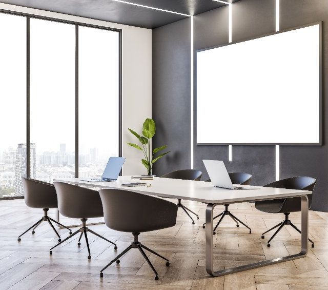 oficina con mesa y sillas